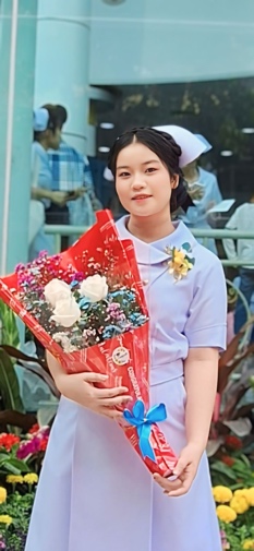 A person holding a bouquet of flowers Description automatically generated