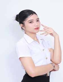 รูปภาพประกอบด้วย คน, ใบหน้าของมนุษย์, ไหล่, เสื้อผ้า คำอธิบายที่สร้างโดยอัตโนมัติ