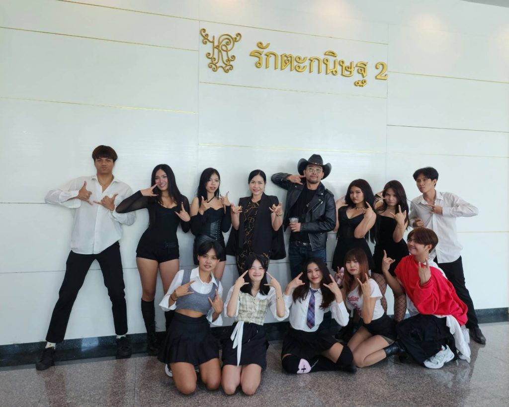 รูปภาพประกอบด้วย เสื้อผ้า, คน, รองเท้า, ผนัง เนื้อหาที่สร้างโดย AI อาจไม่ถูกต้อง