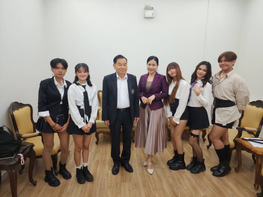 รูปภาพประกอบด้วย เสื้อผ้า, คน, รองเท้า, ผนัง เนื้อหาที่สร้างโดย AI อาจไม่ถูกต้อง