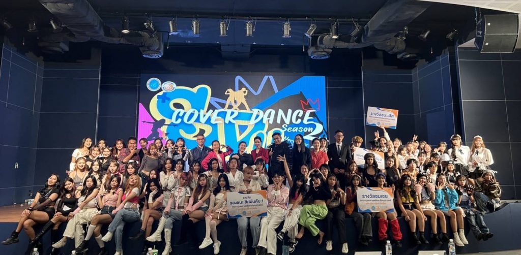 รูปภาพประกอบด้วย คน, เสื้อผ้า, โรงละคร, เวที เนื้อหาที่สร้างโดย AI อาจไม่ถูกต้อง
