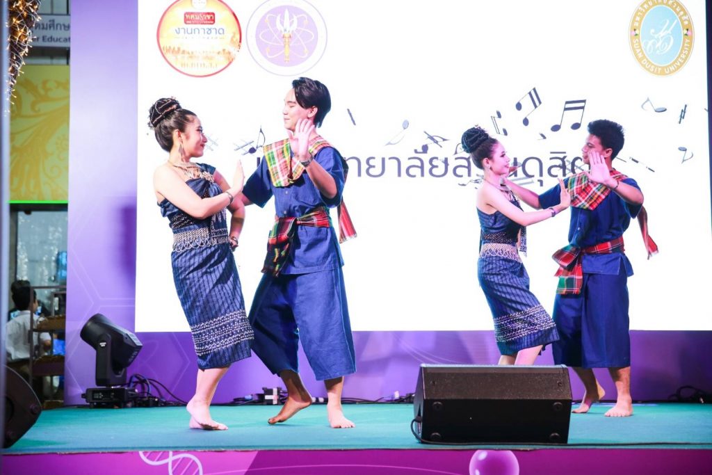 รูปภาพประกอบด้วย คน, เสื้อผ้า, เต้นรำ, ผนัง เนื้อหาที่สร้างโดย AI อาจไม่ถูกต้อง