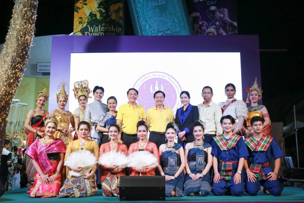 รูปภาพประกอบด้วย คน, เสื้อผ้า, ยิ้ม, เต้นรำ เนื้อหาที่สร้างโดย AI อาจไม่ถูกต้อง