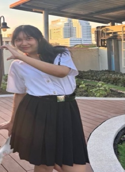 รูปภาพประกอบด้วย คน, เสื้อผ้า, กลางแจ้ง, กระโปรง คำอธิบายที่สร้างโดยอัตโนมัติ