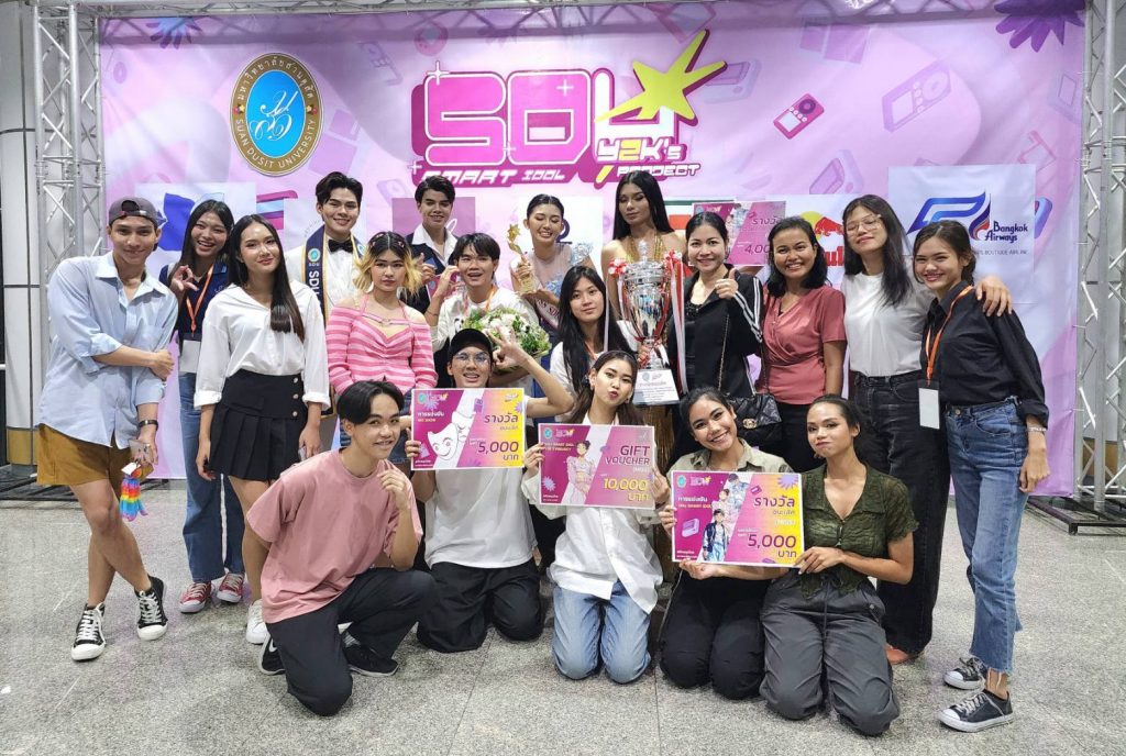 รูปภาพประกอบด้วย เสื้อผ้า, คน, รองเท้า, หญิง เนื้อหาที่สร้างโดย AI อาจไม่ถูกต้อง