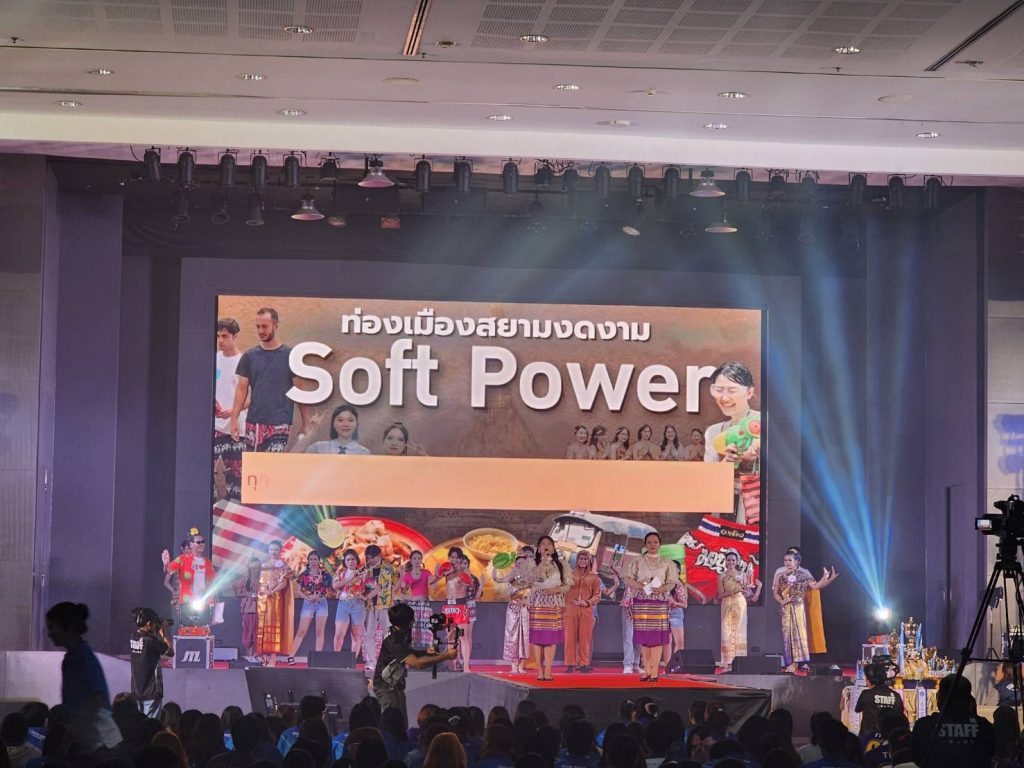รูปภาพประกอบด้วย เวที, เสื้อผ้า, ในร่ม, อุปกรณ์เวที เนื้อหาที่สร้างโดย AI อาจไม่ถูกต้อง