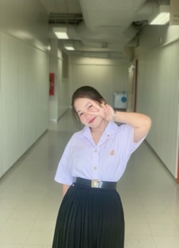 รูปภาพประกอบด้วย คน, เสื้อผ้า, ใบหน้าของมนุษย์, ไหล่ คำอธิบายที่สร้างโดยอัตโนมัติ