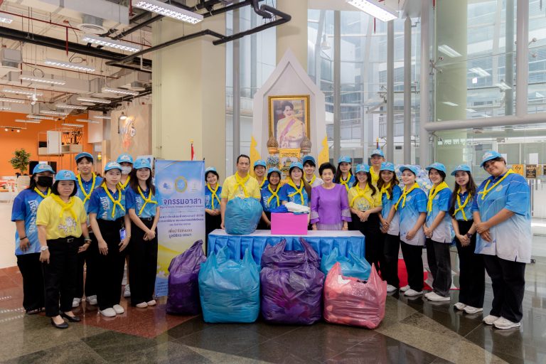 มหาวิทยาลัยสวนดุสิตส่งมอบเสื้อผ้าเก่าเพื่อการกุศล เฉลิมพระเกียรติสมเด็จพระนางเจ้าสิริกิติ์ พระบรมราชินีนาถ พระบรมราชชนนีพันปีหลวง