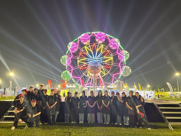 กองพัฒนานักศึกษา นำนักศึกษาร่วมปฏิบัติงานจุดบริการอาหารในงาน Amazing Thailand Marathon Bangkok 2025