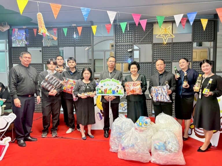 กองพัฒนานักศึกษา ส่งมอบขยะพลาสติกในกิจกรรม “รวมพลังเปลี่ยน ‘ฝา’ เป็น ‘อุปกรณ์การเรียน’” เนื่องในวันสิ่งแวดล้อมไทย